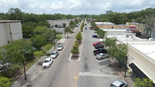 フロリダ州の日当たりの良いジャクソンビルのキングストリートで駐車中の車の周りの空中ビュー ドローンショット — ストック動画