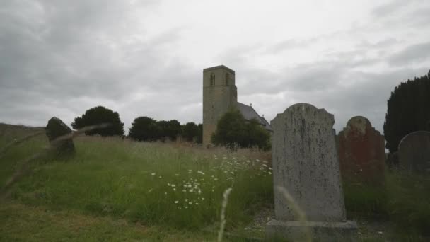 Een Oude Grafsteen Een Overwoekerd Kerkhof Bij Een Middeleeuwse Christelijke — Stockvideo