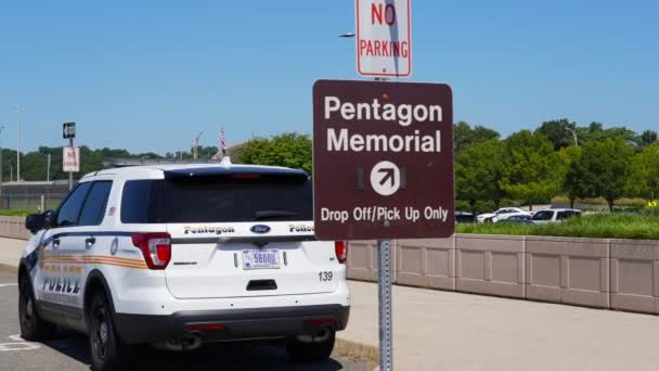 Pentagoni Rendőrség Cirkáló Autója Pentagon Előtt Parkol Memorial Mellett Turisták — Stock videók