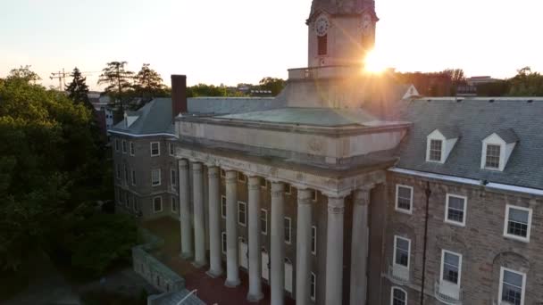 Zbliżenie Anteny Starego Budynku Głównego Uniwersytetu Penn State System Kolegiów — Wideo stockowe