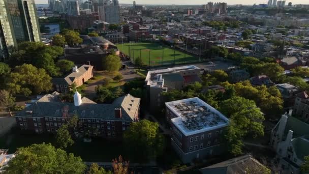 Stevens Tech霍博肯新泽西州的大学校园 从曼哈顿穿过哈德逊河 夏天空中金光闪闪 — 图库视频影像