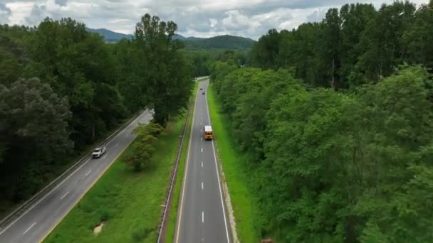 Śledzenie Lotu Żółtego Autobusu Szkolnego Przez Wiejskie Góry Usa — Wideo stockowe