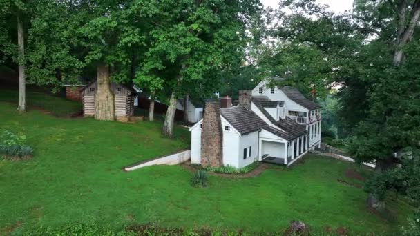 Históricas Casas Conservadas Cabaña Madera Estados Unidos Chimenea Piedra Banderas — Vídeos de Stock