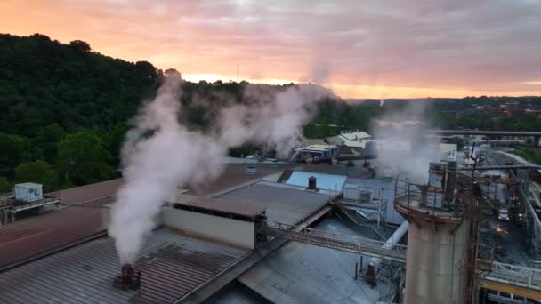 Stahlwerk Fabrik Fertigungsthema Wasserdampf Und Rauch Bei Bedecktem Sonnenaufgang — Stockvideo