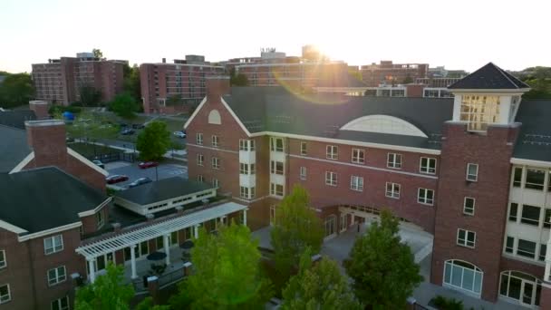 アメリカの大学寮の建物 日没時にプルバック航空機が明らかに — ストック動画