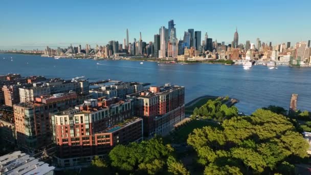 Midtown Manhattan Skyline Terugtrekken Vanuit Lucht Onthult Hoboken Zomer Gouden — Stockvideo