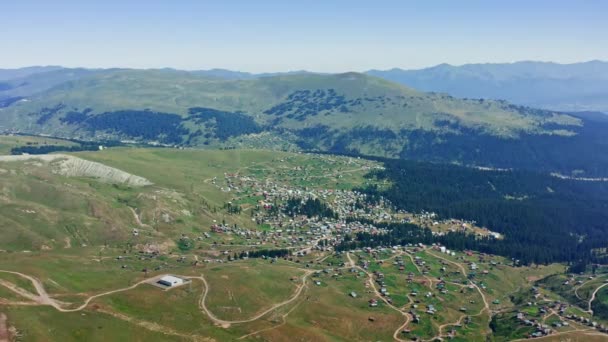 Paysage Rural Avec Village Parmi Expansion Des Montagnes Jour Ensoleillé — Video