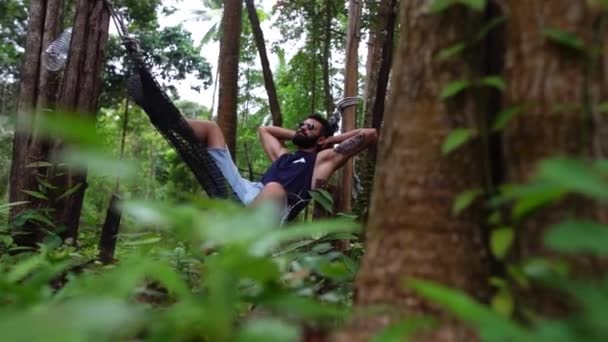 Boční Pohled Mladého Bělocha Houpajícího Houpací Síti Příjemné Lenosti Víkendového — Stock video