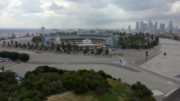 Filmdrönare Skott Flyger Mot Dodger Stadium Med Los Angeles City — Stockvideo