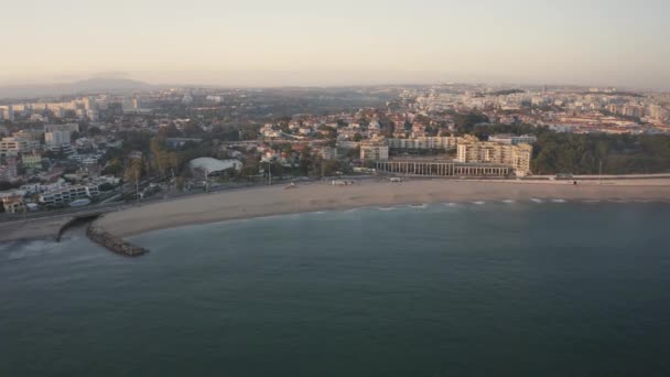 Orbita Aerea Vista Della Spiaggia Santo Amaro Oeiras Con Alcune — Video Stock