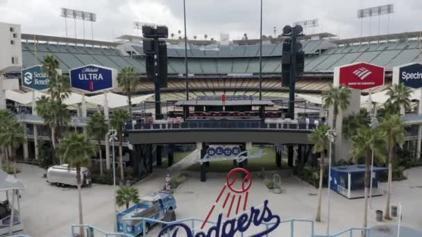 Λογότυπο Los Angeles Dodgers Στην Είσοδο Του Σταδίου Στην Καλιφόρνια — Αρχείο Βίντεο