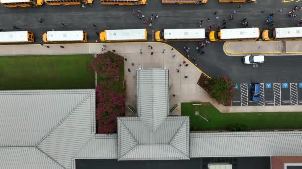 学生は校舎を出てバスに乗る 空中トップダウン — ストック動画