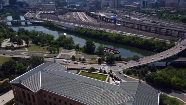 Eine Luftaufnahme Über Einem Museumsdach Einem Sonnigen Tag Der Kameradolly — Stockvideo