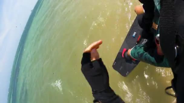 Kitesurfer Corriendo Saltando Agua Azul Del Océano Con Tablero Rojo — Vídeo de stock