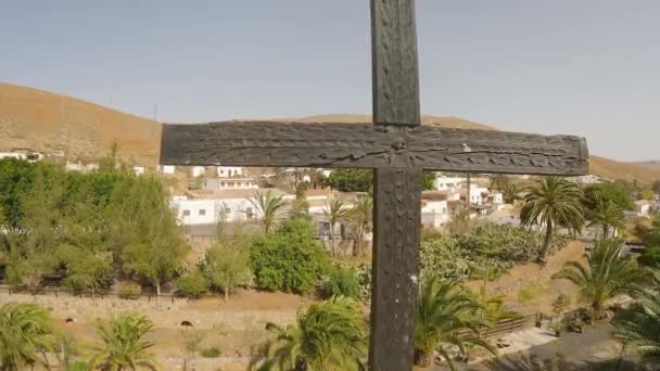 西班牙弗尔特文图拉岛拉斯帕尔马斯的历史木制十字镇 Historic Wooden Cross Revealed Betancuria Town Sideways Shot — 图库视频影像