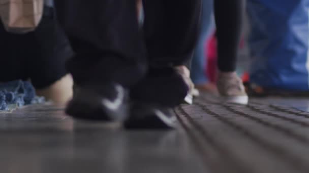 Невідомий Натовп Людей Випадковому Взутті Ходить Приміщенні Повільний Рух — стокове відео