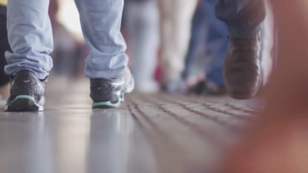Oigenkännlig Skara Människor Fötter Promenader Casual Slitage Inomhus Långsamma Rörelser — Stockvideo