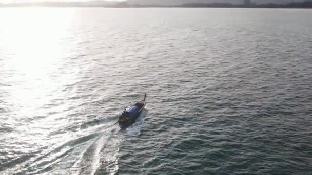 在日落时分 一架无人驾驶飞机在泰国Krabi的Ao Nang海滩上空飞越长尾船 — 图库视频影像