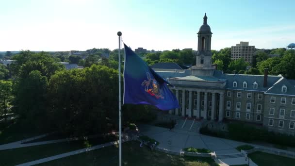 Commonwealth Pennsylvanie Drapeau Ralenti Avec Old Main Penn State University — Video