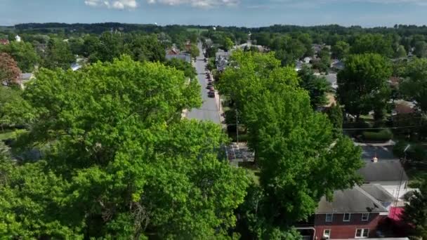 Stigande Antenn Liten Stad Nordöstra Usa Sommaren Tyst Bostadsområde Gatuvy — Stockvideo