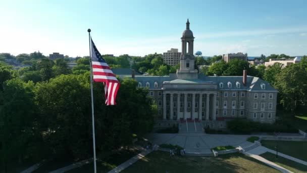 空中卡车拍摄揭示了美国和宾夕法尼亚国旗与老主要在Psu Penn州立大学校园 — 图库视频影像