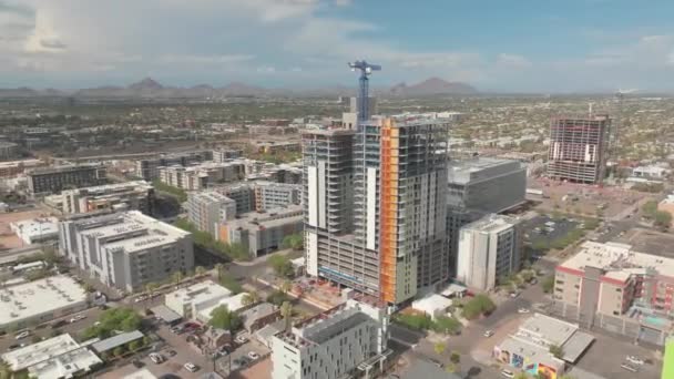 Rotierende Luftaufnahmen Eines Bau Befindlichen Hotels Mit Stadtbild Und Bergen — Stockvideo