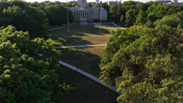 ペンシルベニア州ステートカレッジのペン州立大学の古い本館を明らかにする空中傾斜 — ストック動画