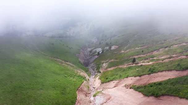 Volando Través Las Nubes Niebla Sobre Cañón Montaña Entre Verdes — Vídeos de Stock