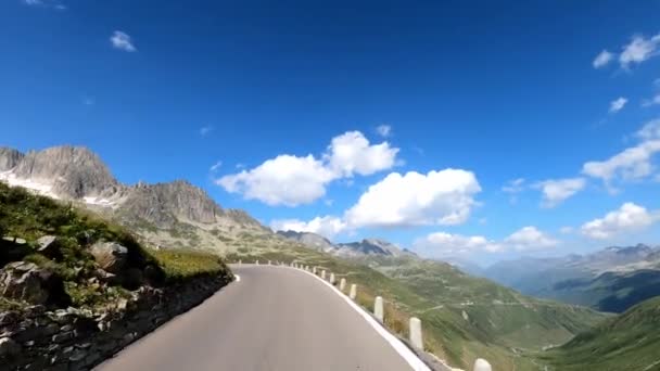 Mit Dem Auto Über Eine Passstraße Der Schweiz Dashcam Ansicht — Stockvideo