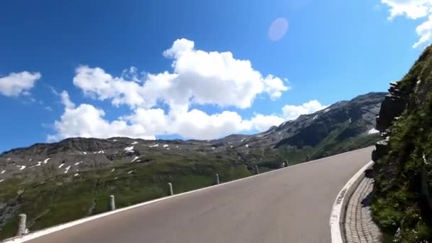 在Furkapass的瑞士 汽车驶过了一个过道 Dashcam视图 天气很好 车子在山路上驶过阿尔卑斯山 你可以看到山景 — 图库视频影像