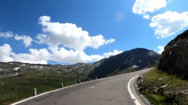 フルカパスのスイスの峠道を車で走っています ダッシュ ビュー 天気が良く 山道でアルプスをドライブしています 山の景色が見えます — ストック動画