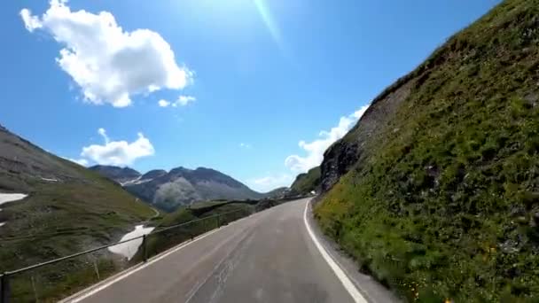 フルカパスのスイスの峠道を車で走っています ダッシュ ビュー 天気が良く 山道でアルプスをドライブしています 素晴らしい山のパノラマを見ることができます — ストック動画