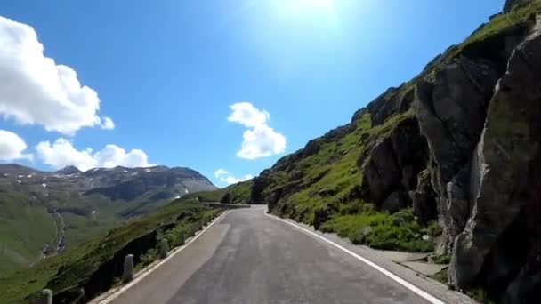 Carro Dirigindo Sobre Uma Estrada Passagem Suíça Furkapass Vista Dash — Vídeo de Stock