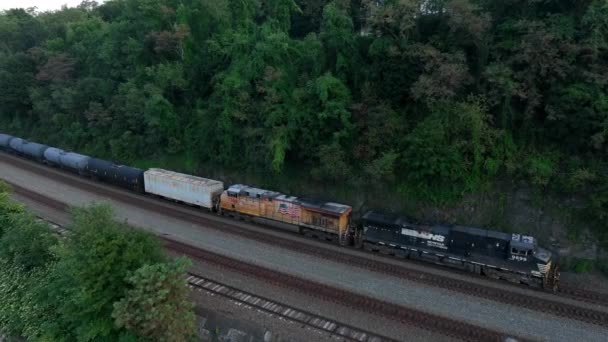 Locomotiva Motor Diesel Puxa Vagões Ferroviários Carga Petroleiro Trilho Aviação — Vídeo de Stock