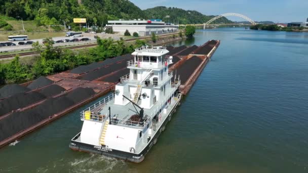 Schip Rivier Duwt Kolen Fossiele Brandstof Koolstof Energie Thema Luchtfoto — Stockvideo