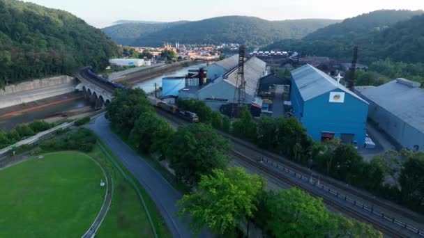 Johnstown Şehir Merkezindeki Çelik Fabrikalarında Tren Nehri Geçerken Havadan Uzakta — Stok video