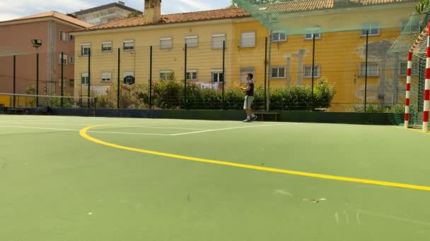 Чоловік Який Грає Теніс Вдаряючи Ячі Спереду Зеленого Глиняного Корту — стокове відео