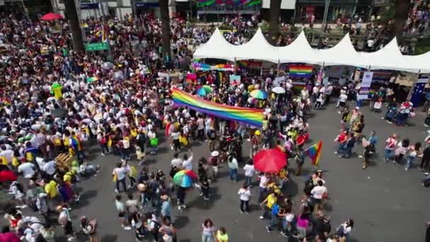 Letecký Pohled Nad Přeplněnými Ulicemi Během Gay Pride Parade Kroužení — Stock video