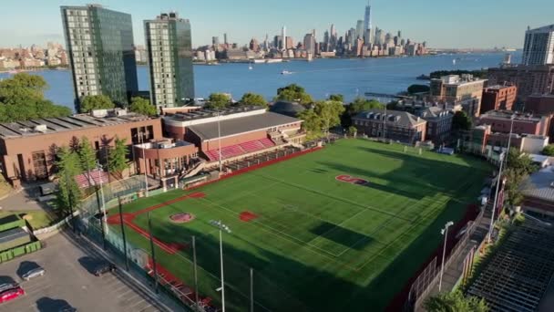 Stevens Institute Technology Terrains Sport Lower Manhattan Wall Street Travers — Video