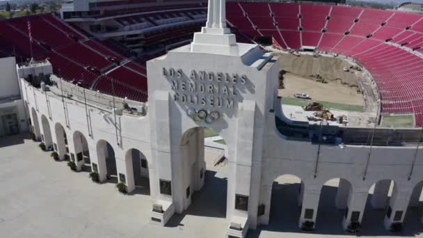 Schließen Sie Los Angeles Memorial Coliseum Stadioneingang Und Schild — Stockvideo
