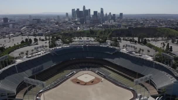 Drone Skott Flyger Bakåt Över Los Angeles Dodger Stadium Amerika — Stockvideo