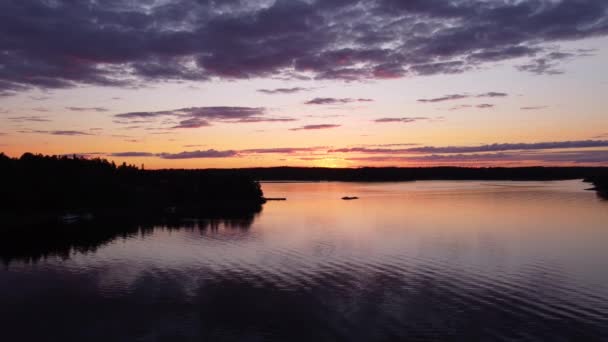 Voorwaartse Antenne Van Golvend Water Beboste Eilanden Zweden Bij Zonsondergang — Stockvideo