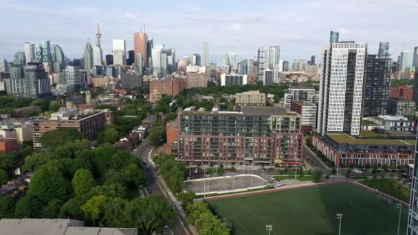 Dron Záběr Centra Toronta Skyline Fotbalovým Hřištěm Popředí — Stock video