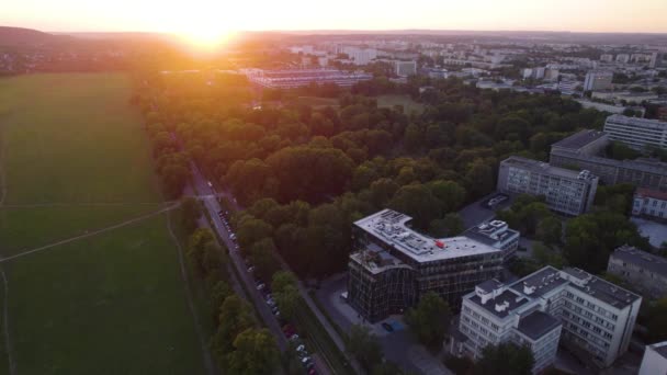 Ciepłe Słońce Nad Miastem Krakowa Widokiem Nowoczesne Budynki Pobliżu Parku — Wideo stockowe