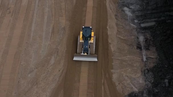 Tiro Dron Siguiendo Bulldozer Amarillo Revirtiendo Través Arena Graduada Dejando — Vídeo de stock