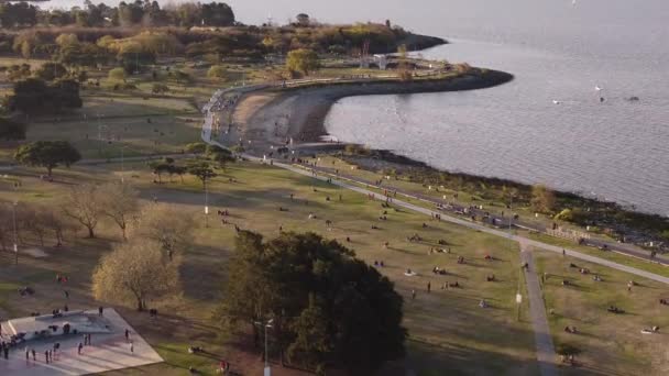 忙しいビセンテ ロペス海岸公園の空中ビュー ブエノスアイレス — ストック動画