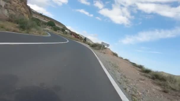 Pov摩托车手骑高速 倾斜和转弯穿越西班牙山区 — 图库视频影像
