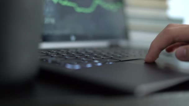 Nahaufnahme Einer Person Die Börsendiagramm Auf Laptop Analysiert Hand Auf — Stockvideo