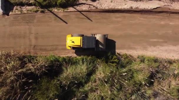 Повітряний Вниз Постріл Жовтого Вирівнювання Машини Працює Будівельному Майданчику Дороги — стокове відео