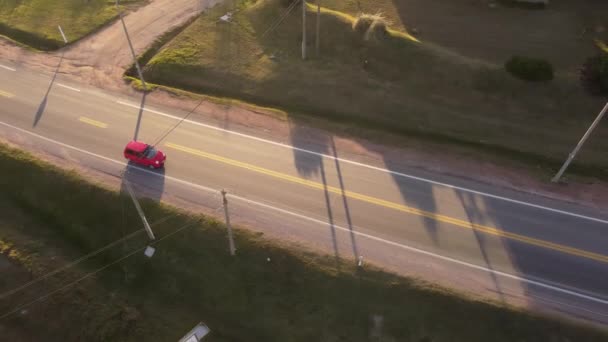 Piros Autó Uruguayi Punta Del Este Autópályán Légi Felülről Lefelé — Stock videók